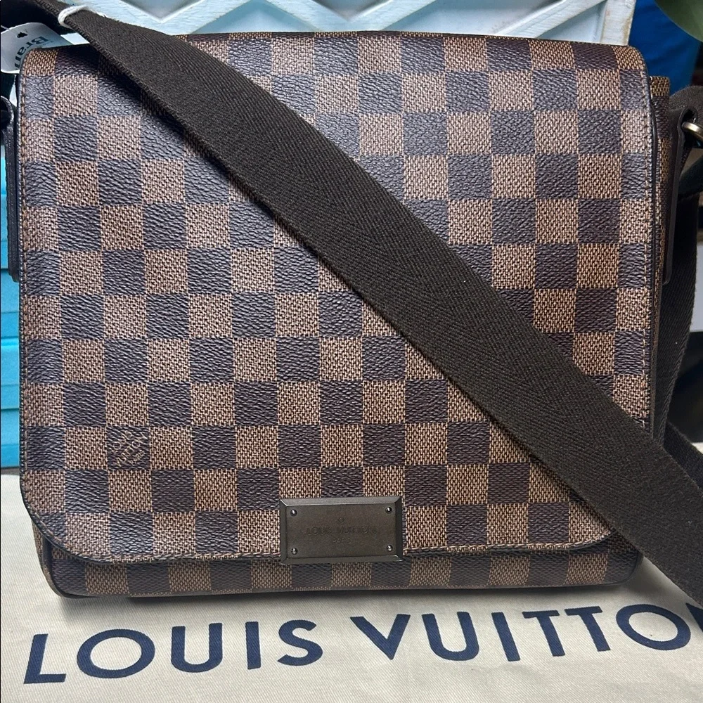 Louis Vuitton Damier Ebene District Messenger crossbody Bag